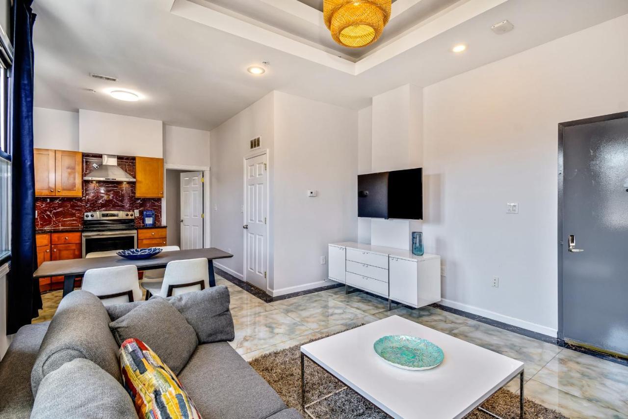 Retreat In A Stylish 2bd In The Heart Of The